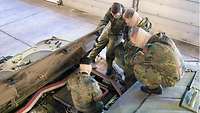 2 Topdeck Die Panzerbesatzung ist auf dem Panzer und hat eine Klappe geöffnet.