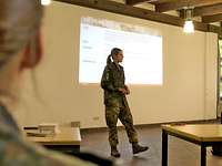 Oberleutnant Motzka in ihrer Funktion als Hörsaalleiterin Eine Soldatin während der theoretischen Ausbildung anderer Soldatinnen und Soldaten