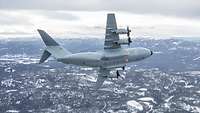 Tiefflugtraining Cold Response 2020 Über einer Schneelandschaft fliegt ein A400M im Tiefflug.