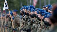 Mehrere angetretene Soldatinnen und Soldaten