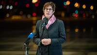 Ministerin Kramp-Karrenbauer spricht in ein Mikrofon am Fliegerhorst in Wunstorf