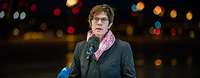 Ministerin Kramp-Karrenbauer spricht in ein Mikrofon am Fliegerhorst in Wunstorf