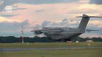 Ein Transportflugzeug vom Typ A400M setzt zur Landung an