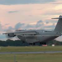 Ein Transportflugzeug vom Typ A400M setzt zur Landung an