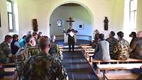 Oberst Markus Schmid bei der Andacht in der Kapelle auf der Äglli-Alp