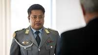 Soldat steht in der Front eines weiteren Soldaten.