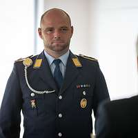 Ein Soldat steht in der Front eines weiteren Soldaten.