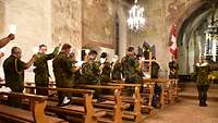 Soldaten halten ihre Kerzen hoch beim Ave in der Ranft-Kapelle