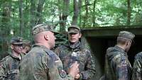 Gefreiter Moritz Böcker meldet im Rahmen der Ausbildung, welche Kampfmittel er im Wald entdeckt hat.