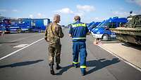 Hier traf er sich mit dem Präsidenten des THW Gerd Friesmann in Rech Rheinland-Pfalz um sich ein Bild der Lage zu machen. 