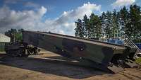 Ein Brückenlegepanzer beim Ablegen von zwei Gefechtsfeldbrücken