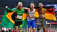 ATHLETICS-OLY-2020-2021-TOKYO-PARALYMPICS Drei jubelnde Sportler