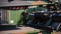 Zwei Soldaten begutachten die Verladung einer Panzerschnellbrücke
