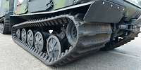 Nahaufnahme vom Laufband des Kettenfahrzeugs BV 206 S Hägglunds
