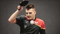 Ein Sportler beim Tischtennis spielen.