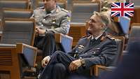 Brigadegeneral Neumann sitzt im Manfred-Wörner-Zentrum und freut sich sichtlich über die lobenden Worte von Generalmajor Kohl
