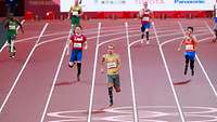 Vier Para-Sportler beim Sprint auf der Tartanbahn.