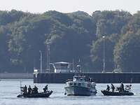 Die Reservisten vertreiben mit den Speebooten Eindringlinge im Marinestützpunkt.