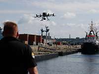 Die Polizei übt mit und steht mit Ihrer expertise im Bereich Drohnenflug zur verfügung.