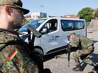 Überprüfung von verdächtgen Fahrzeugen beim Checkpoint.