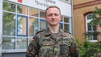 Portrait Chris Graichen Ein Soldat in Uniform steht vor einem Altenpflegeheim in Lützen