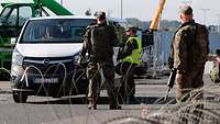 Überprüfung von verdächtgen Fahrzeugen im Checkpoint