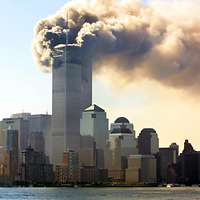 Blick auf die brennenden Türme des World Trade Center in New York