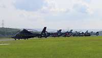 Mehrere verschiedenen Hubschrauber der Amtshilfe stehen nebeneinander geparkt