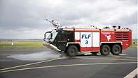 Ein Fahrzeug der Bundeswehr-Feuerwehr steht in Nörvenich