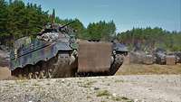 Ein Schützenpanzer Marder fährt eine kleine Rampe hinauf