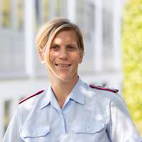 Frontalaufnahme der Soldatin.