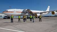 Gruppenbild vor dem Airbus A340, dem „fliegenden Kanzleramt“.