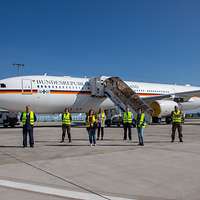 Gruppenbild vor dem Airbus A340, dem „fliegenden Kanzleramt“.