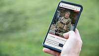 Eine Hand hält ein Smartphone