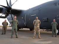 In Niamey Die Crew der französischen C-130J vor der Maschine in Niamey