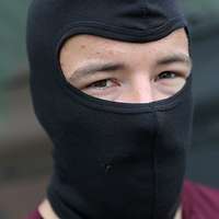 Ein Soldat mit Sturmhaube im Porträt