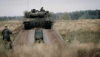 Der Leopard 2 fährt in Schrittgeschwindigkeit über die ausgelegte Gefechtsfeldbrücke Ein Kampfpanzer Leopard 2 fährt in Schrittgeschwindigkeit über die ausgelegte Gefechtsfeldbrücke