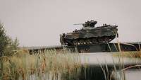Ein Schützenpanzer Marder überquert ebenfalls mit Hilfe der Brücke das Gewässerhindernis