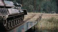 Ein Soldat auf der anderen Seite des Überganges weist die Kraftfahrer ein und gibt ihnen Handzeichen