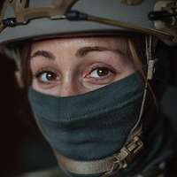 Porträt von einer Soldatin mit Sturmhaube und Helm