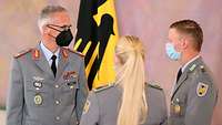 General Arlt im Gespräch mit einer Soldatin und einem Soldaten im Dienstanzug. 
