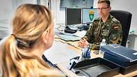 Eine Soldatin im Gespräch sitzt dem Kommandeur der EFP-Battlegroup gegenüber 
