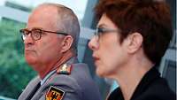 Pressekonferenz KSK Ministerin Kramp-Karrenbauer und Generalinspekteur Zorn sitzen nebeneinander bei einer Pressekonferenz