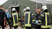 Die Feuerwehr unterstützt tatkräftig bei der Versorgung der Soldaten.