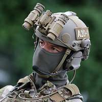 Ein Soldat mit Sturmhaube und Helm im Porträt