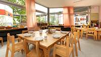 Eingedeckte Kindertische mit Kinderstühlen