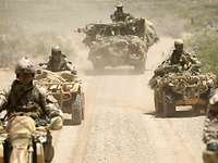 Spezialkräfte beim Fahrtraining in Afghanistan Soldaten fahren auf ATV-Quads durch die Wüste