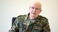 Porträt von einem Soldaten während eines Interviews