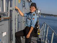 Seekadett Julia Wotenow Eine Marinesoldatin erklimmt eine Leiter an Bord