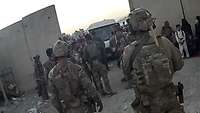 Blackgate Kabul Flughafen Soldaten bewachen ein Tor am Kabuler Flughafen